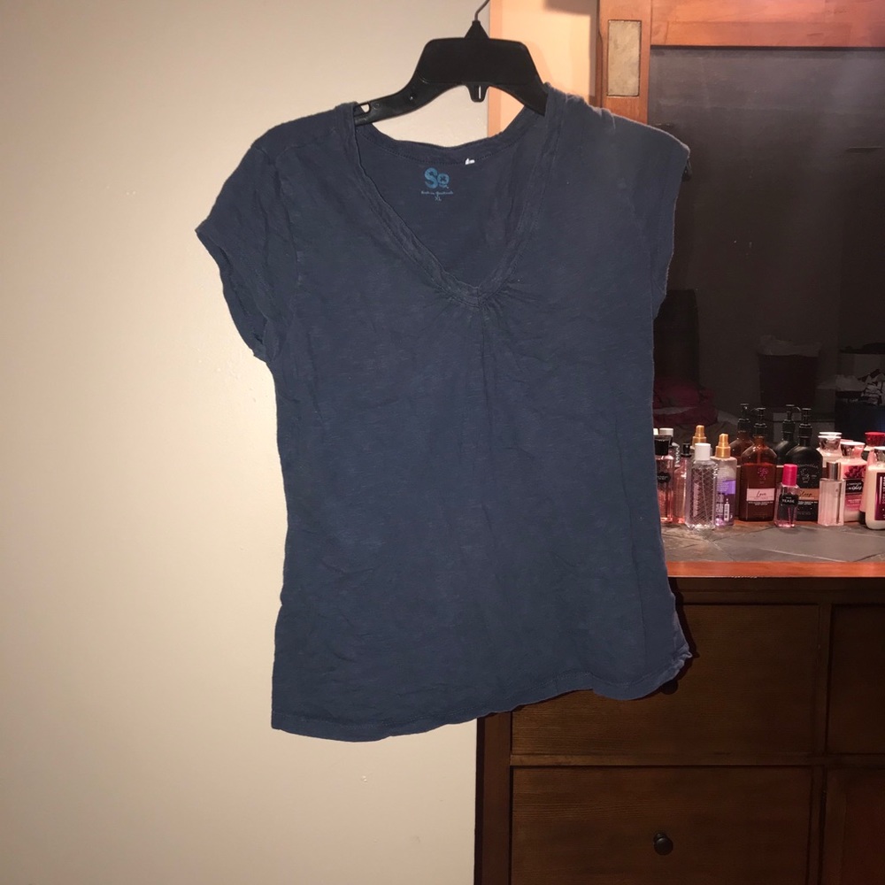 Short sleeve vneck top